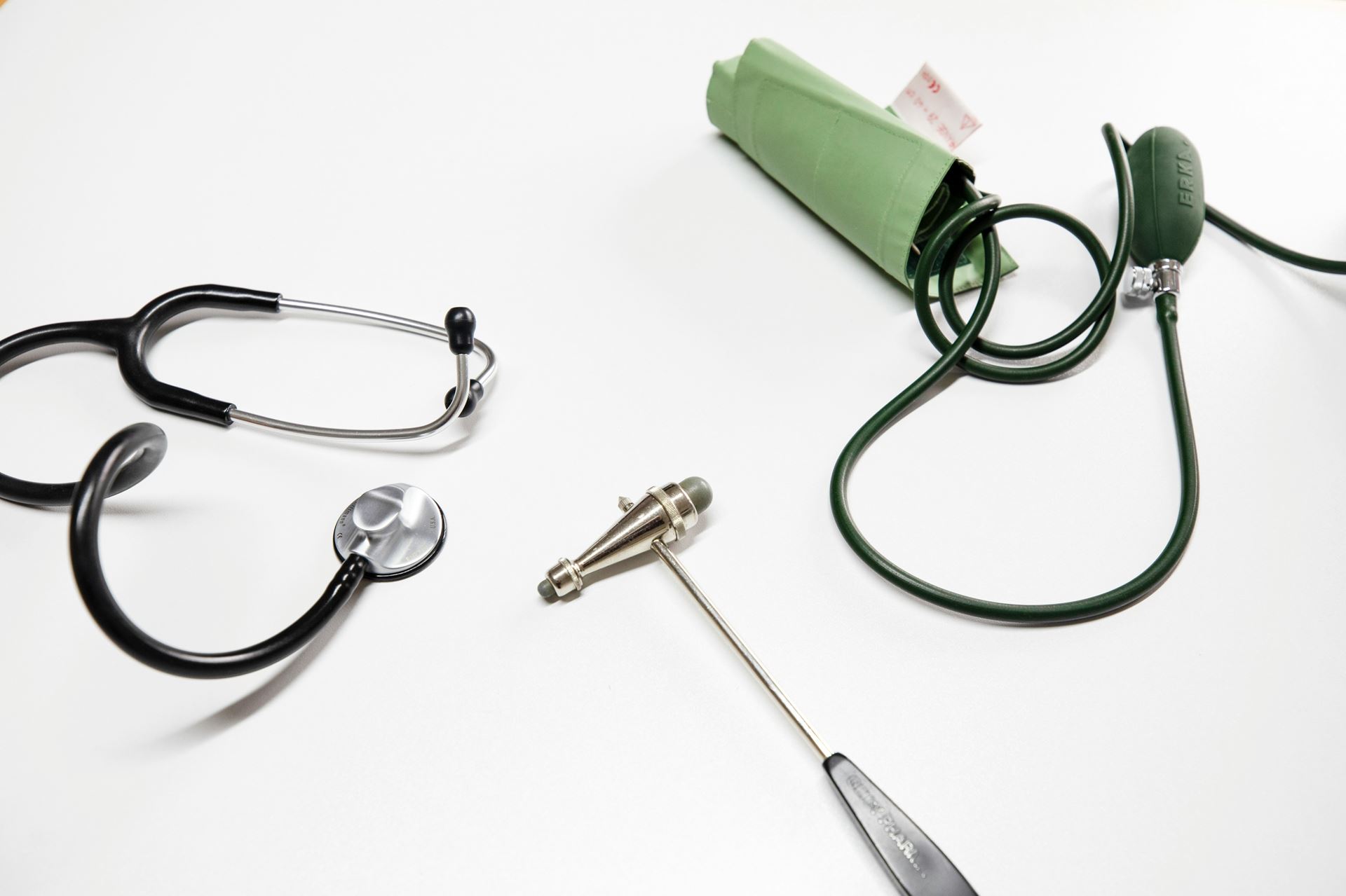 stethescope, old blood pressure monitor and reflex hammer